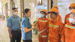 TP Hồ Chí Minh: Thăm và tặng quà cho công nhân vệ sinh làm việc xuyên Tết
