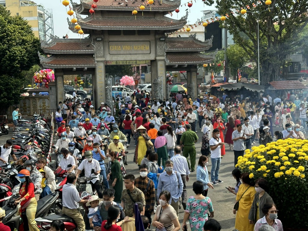 Ngày đầu năm mới, người dân TP Hồ Chí Minh đến chùa Vĩnh Nghiêm lễ chùa khá đông vừa là để cầu an vừa lè du Xuân