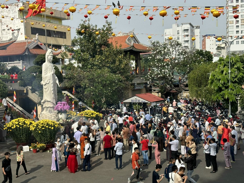 Lễ chùa đầu năm là nét văn hóa của người Việt