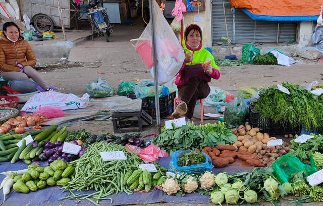 Chợ dân sinh mở lại từ ngày mùng 2 Tết, giá rau xanh tăng mạnh