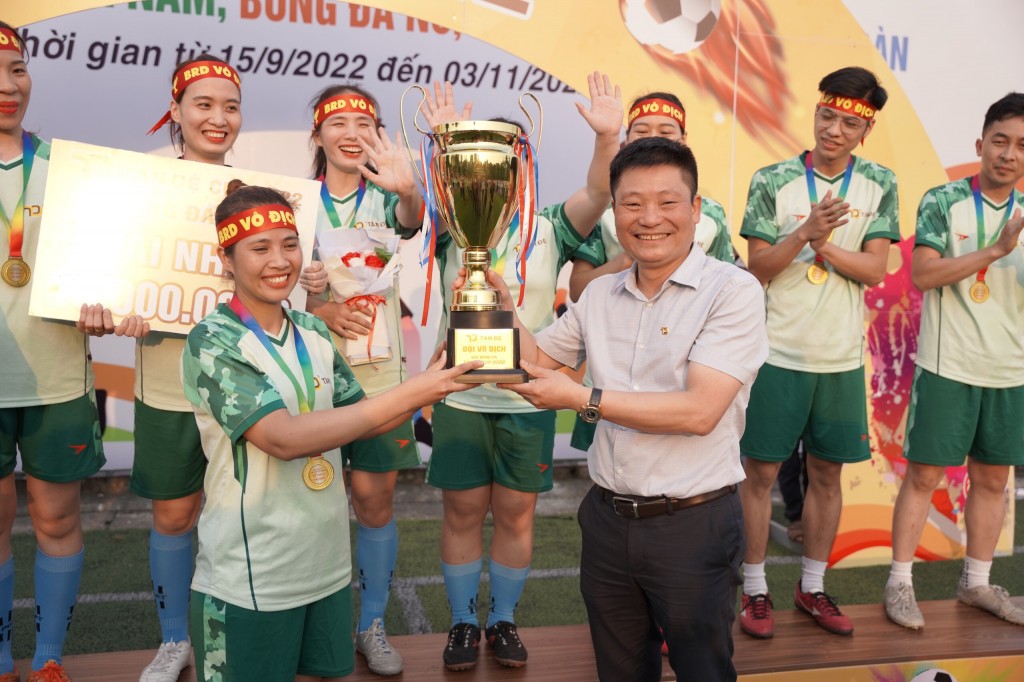 Ông Nguyễn Tiến Phương - Chủ tịch Hội đồng Quản trị, Tổng Giám đốc Công ty Cổ phần Sản xuất hàng thể thao Tân Đệ trao cúp vô địch cho đội đạt giải tại Ngày hội thể thao Tân Đệ Cup 2022