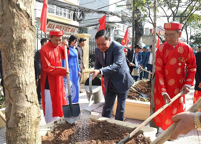 Phó Bí thư Thành ủy Nguyễn Văn Phong trồng cây lưu niệm tại điểm di tích thôn Huỳnh Cung, xã Tam Hiệp.