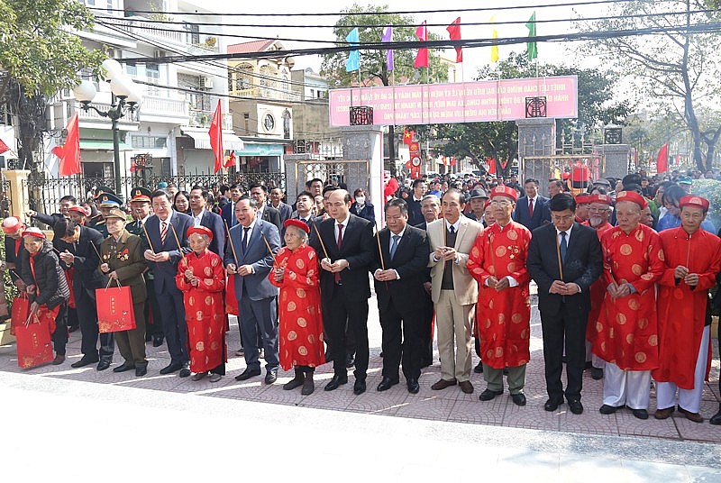 Phó Bí thư Thành ủy Nguyễn Văn Phong cùng các đồng chí lãnh đạo huyện Thanh Trì dâng hương tại lễ kỷ niệm