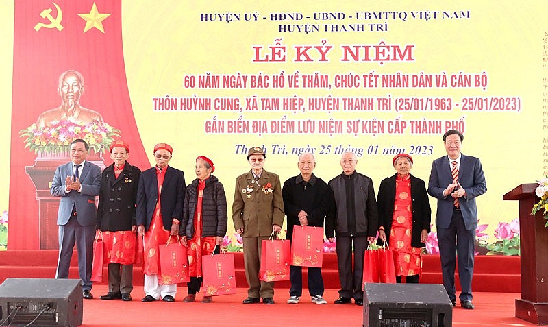 Phó Bí thư Thành ủy Nguyễn Văn Phong tặng quà các đảng viên lão thành của xã Tam Hiệp.