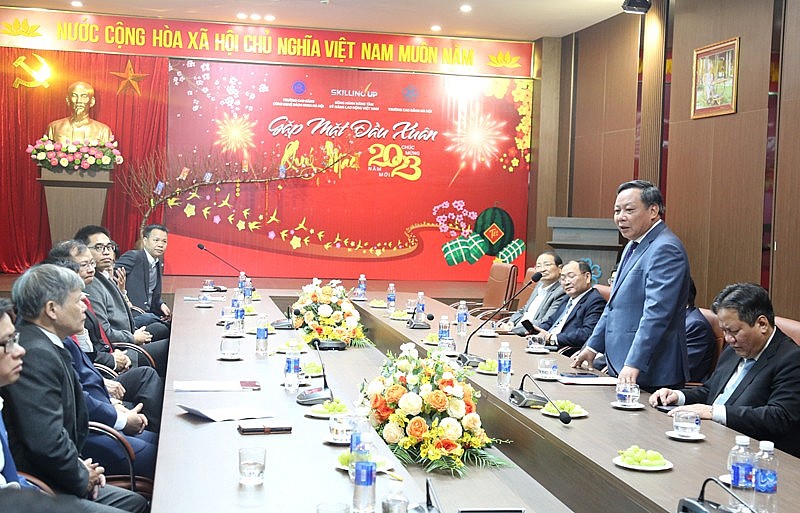 Phó Bí thư Thành ủy Nguyễn Văn Phong đến thăm, chúc Tết cán bộ, giáo viên và nhân viên Trường Cao đẳng Hà Nội.