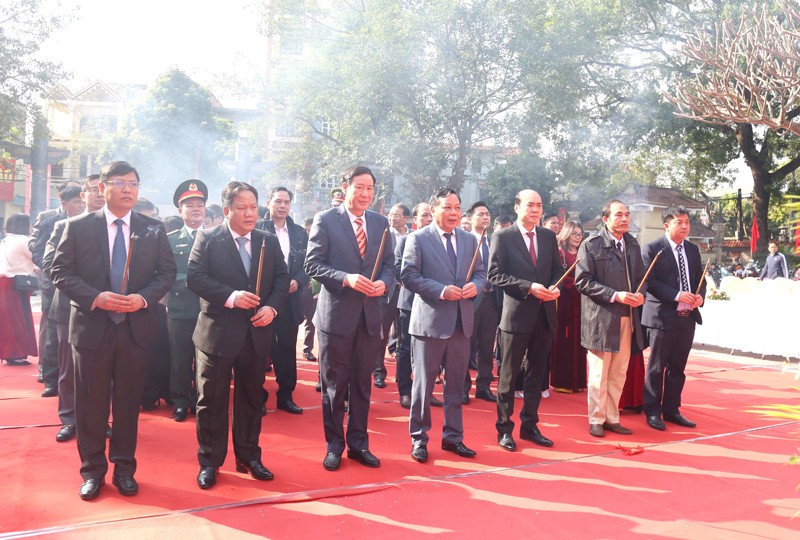 Phó Bí thư Thành ủy Hà Nội Nguyễn Văn Phong cùng các đồng chí lãnh đạo huyện dâng hương kỷ niệm
