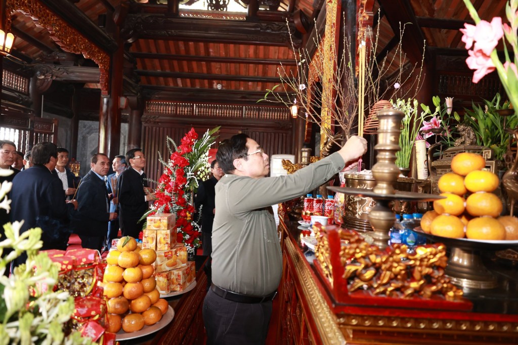 Thủ tướng đã tới dâng hương tại Đền thờ Chủ tịch Hồ Chí Minh ở thành phố Tuyên Quang. Ảnh: VGP/Nhật Bắc