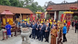 Phó Bí thư Thành ủy Nguyễn Văn Phong dâng hương tại Đền Cổ Loa