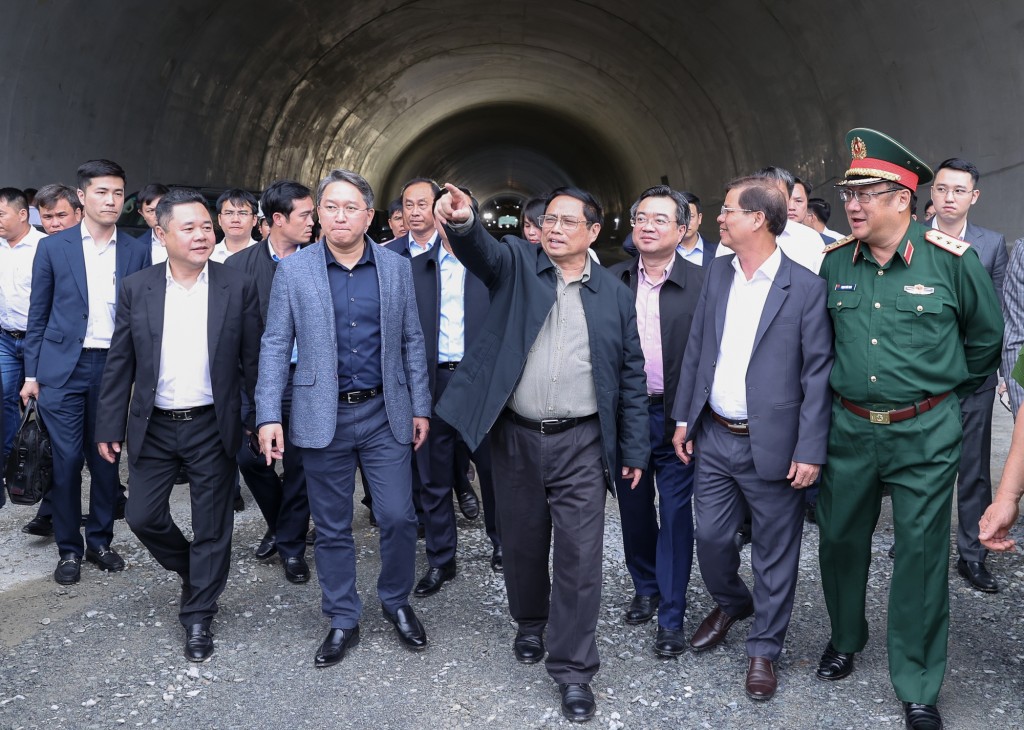 Thủ tướng Phạm Minh Chính thăm, chúc Tết công nhân thi công hầm Dốc Sạn. Ảnh VGP/Nhật Bắc