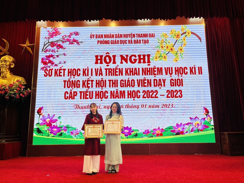 Hai cô giáo Đinh Duyên Thịnh (bên phải), Nguyễn Quỳnh Anh (trái) nhận Giải Nhất, Nhì của Hội thi Giáo viên dạy giỏi cấp Tiểu học huyện Thanh Oai năm học 2022-2023.