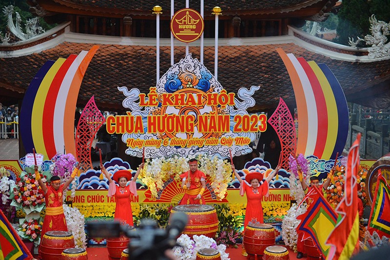 Màn đánh trống khai hội chùa Hương năm 2023