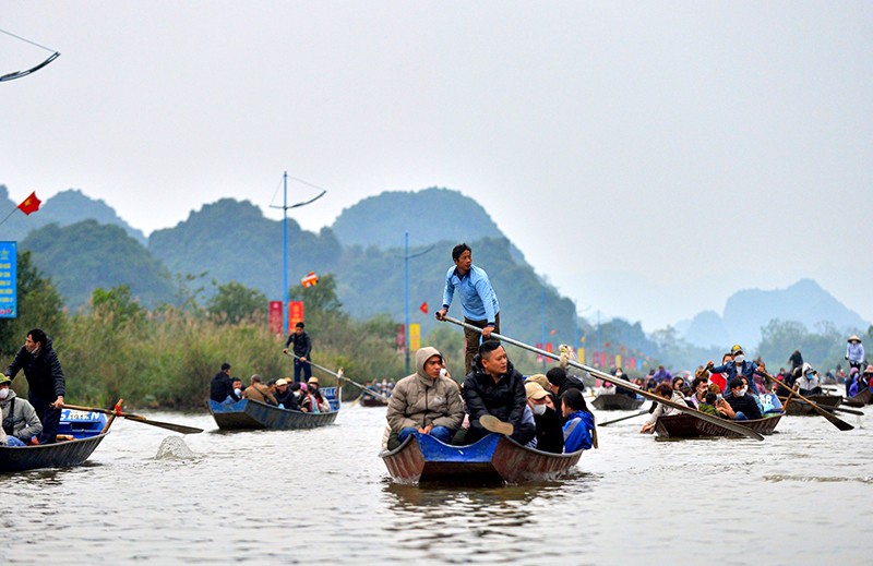 Hàng vạn du khách đổ về chùa Hương trong ngày khai hội