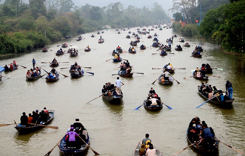 Hàng vạn du khách đổ về chùa Hương trong ngày khai hội