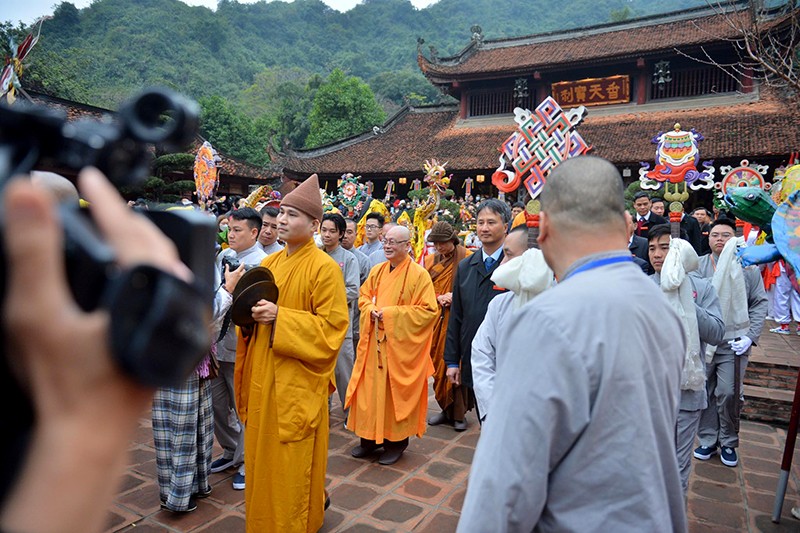 Thượng tọa Thích Minh Hiền, trụ trì chùa Hương cùng các tăng ni dự lễ khai hội, dâng hương cầu nguyện quốc thái dân an