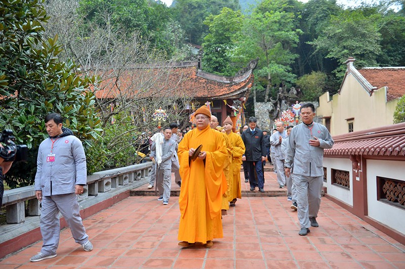 Hàng vạn du khách đổ về chùa Hương trong ngày khai hội