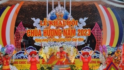 Hàng vạn du khách đến khai hội chùa Hương