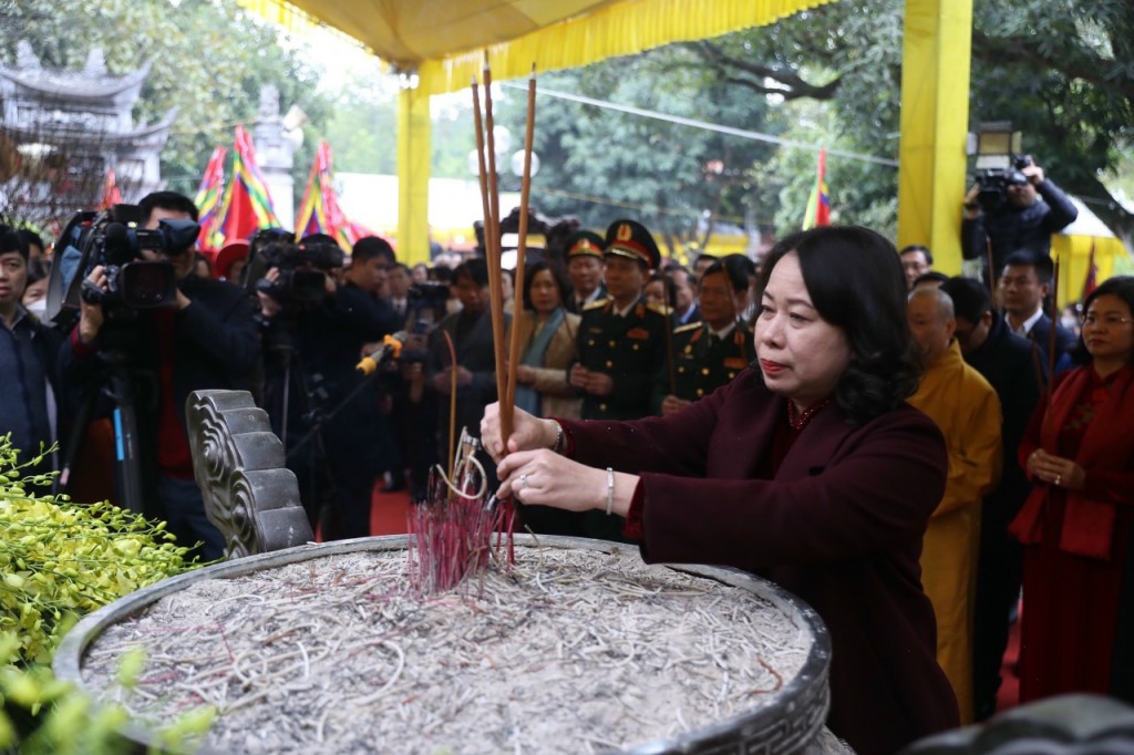 Quyền Chủ tịch nước Võ Thị Ánh Xuân dâng hương tại đền Hai Bà Trưng