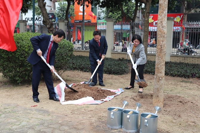 Lãnh đạo Sở Y tế cùng lãnh đạo các đơn vị tại Tết trông cây đời đời nhớ ơn Bác Hồ.