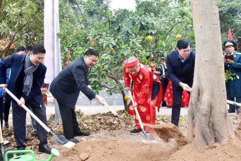 Bí thư Thành ủy Đinh Tiến Dũng phát động Tết trồng cây tại quận Hoàng Mai