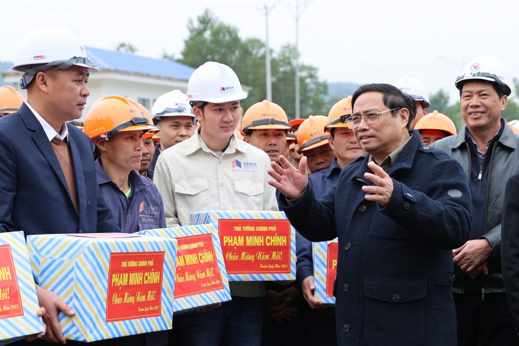 Thủ tướng đánh giá hầm Thung Thi là hạng mục khó nhất trên tuyến, song đã hoàn thành vượt tiến độ 3 tháng, cho thấy năng lực và uy tín của nhà thầu - Ảnh: VGP/Nhật Bắc