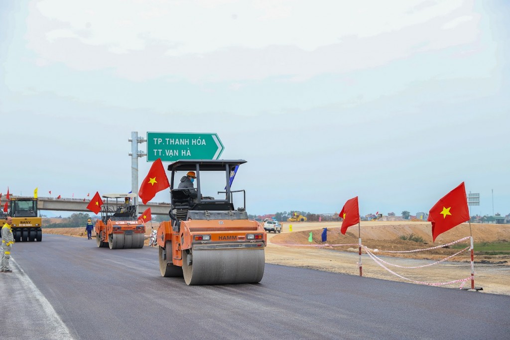 Theo Bộ Giao thông vận tải, để bảo đảm hoàn thành dự án Mai Sơn-Quốc lộ 45 trước ngày 30/4/2023, yêu cầu các nhà thầu duy trì tiến độ, 03 ca, 04 kíp thi công như thời gian vừa qua - Ảnh: VGP/Nhật Bắc