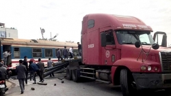 Cảnh sát đang triệu tập tài xế xe đầu kéo để làm rõ vụ tai nạn với tàu hoả tại huyện Thường Tín