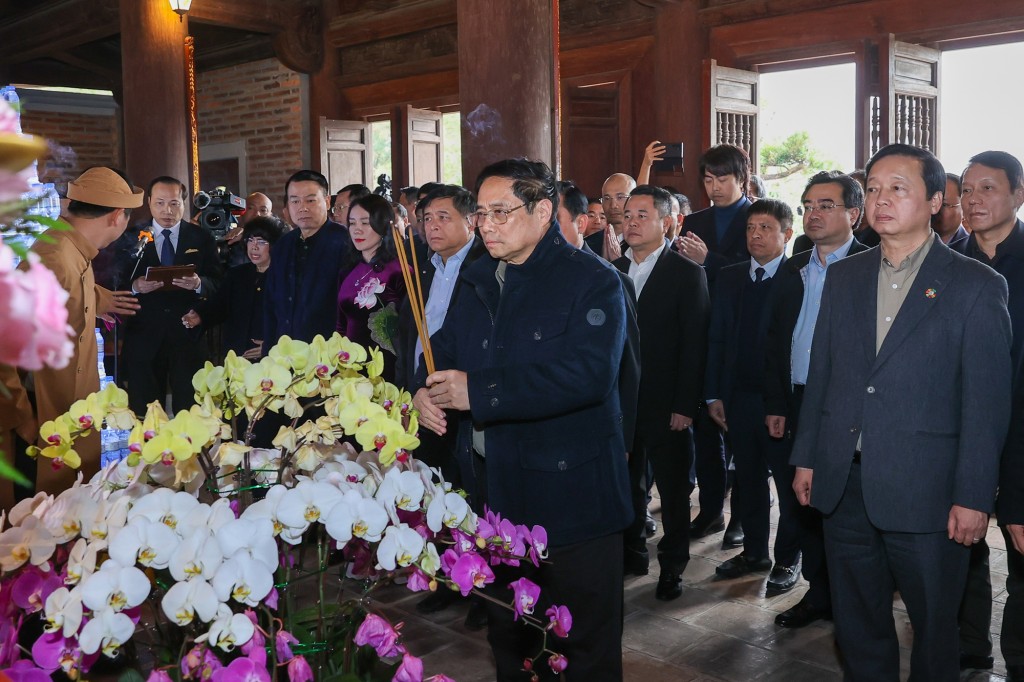 Thủ tướng Phạm Minh Chính và đoàn dâng hương tưởng niệm tại Đền Chung Sơn-nơi thờ gia tiên Chủ tịch Hồ Chí Minh- Ảnh: VGP/Nhật Bắc