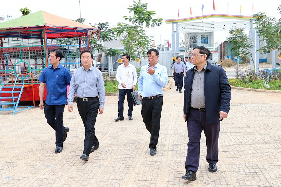 Thủ tướng thăm cơ sở trường mầm non trong khu tái định cư Cảng hàng không quốc tế Long Thành - Ảnh: VGP/Nhật Bắc