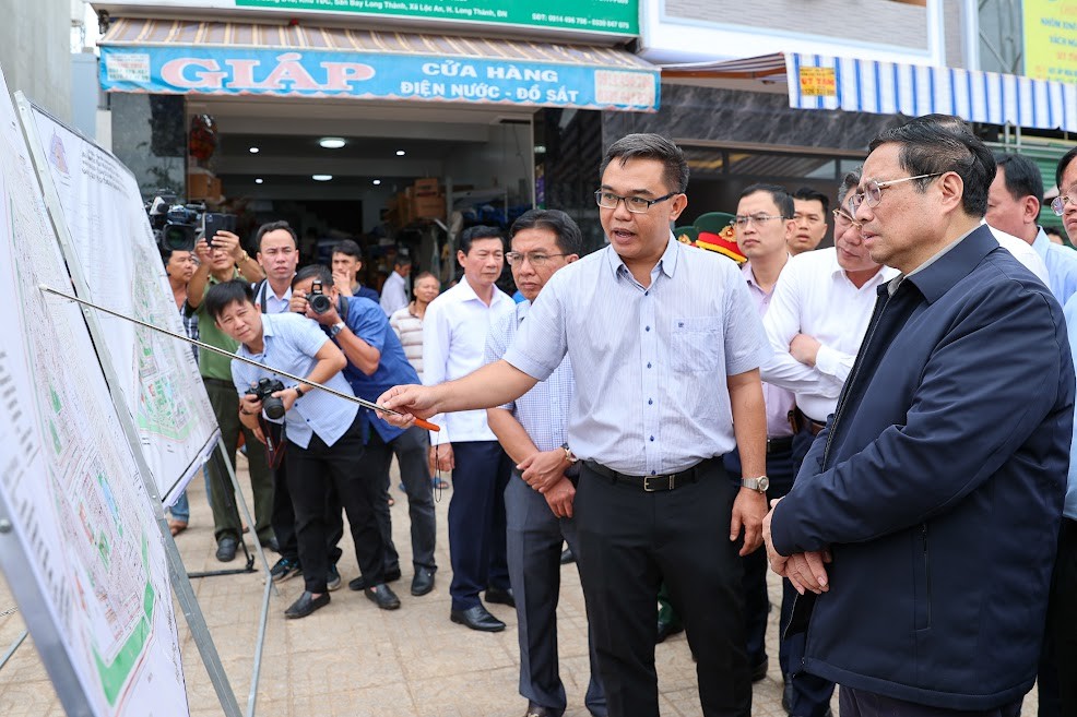 Đại diện đơn vị chức năng báo cáo Thủ tướng về quy hoạch khu tái định cư - Ảnh: VGP/Nhật Bắc