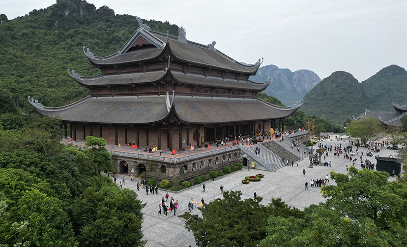 Từ mùng 3 Tết đến nay mỗi ngày có khoảng 1 vạn du khách đã đổ về chùa Tam Chúc, Hà Nam