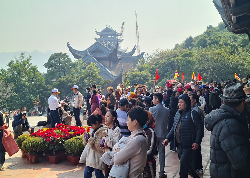 Hàng vạn du khách tham quan chùa Tam Chúc trước ngày khai hội
