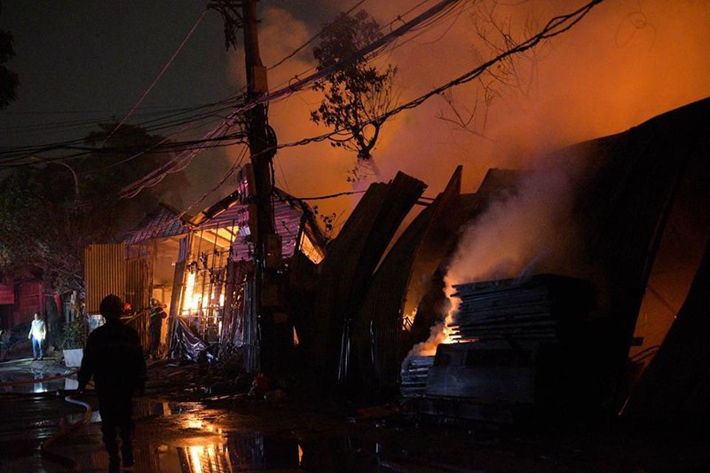 Những tấm tôn lợp, quây quanh nhà tạm đổ sập sau nhiều giờ cháy