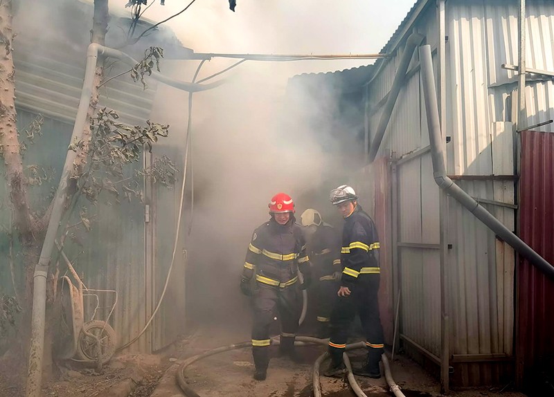 Cảnh sát nhiều giờ nỗ lực dập lửa, chữa cháy tại xưởng gỗ ở phường Đại Mỗ