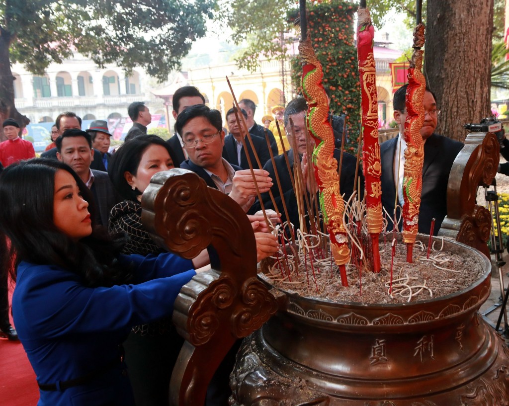 Đồng chí Chu Hồng Minh - Bí thư Thành đoàn Hà Nội dâng hương