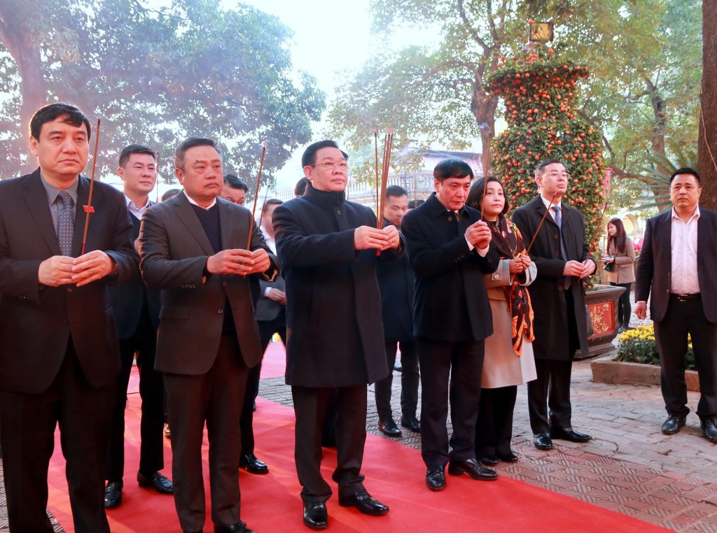 Chủ tịch Quốc hội Vương Đình Huệ dâng hương tại Hoàng Thành Thăng Long