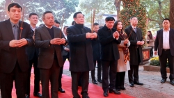 Chủ tịch Quốc hội Vương Đình Huệ và lãnh đạo TP Hà Nội dâng hương tại Hoàng thành Thăng Long