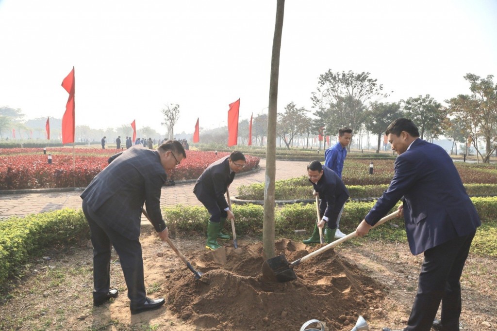 Thường trực Huyện uỷ Mê Linh tham gia Tết trồng cây