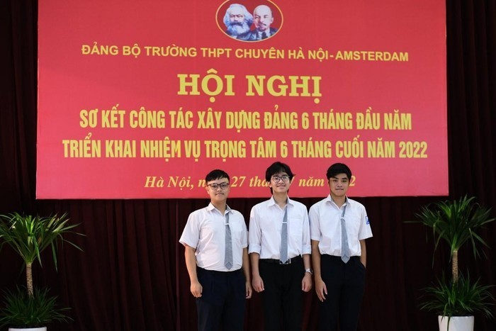 3 đảng viên trẻ trường THPT Chuyên Hà Nội - Amsterdam tham gia hội nghị sơ kết công tác Đảng của Đảng bộ trường