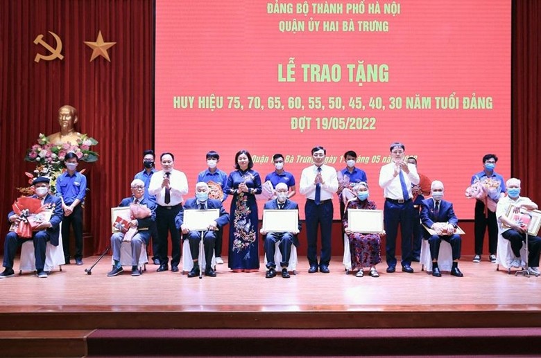 Phó Bí thư Thường trực Thành ủy Hà Nội Nguyễn Thị Tuyến trao Huy hiệu Đảng cho các đồng chí nhận Huy hiệu 75 năm tuổi Đảng