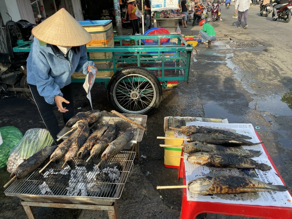 TP Hồ Chí Minh: Tiệm vàng và chợ truyền thống nhộn nhịp ngày vía Thần Tài