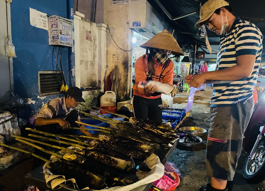 TP Hồ Chí Minh: Tiệm vàng và chợ truyền thống nhộn nhịp ngày vía Thần Tài