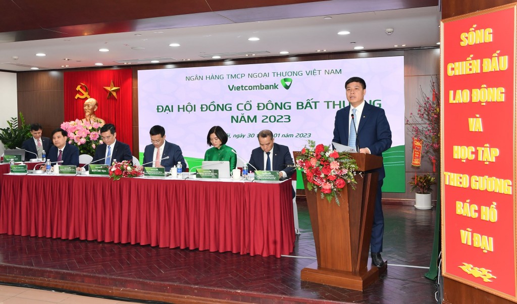   Ông Hồng Quang - Thành viên HĐQT kiêm Giám đốc Khối Nhân sự Vietcombank, Trưởng ban Kiểm phiếu trình bày thể lệ bầu cử và thể thức biểu quyết tại Đại hội