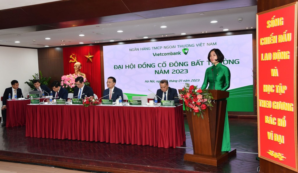 Bà Phùng Nguyễn Hải Yến - Phó Tổng Giám đốc Vietcombank đã trình bày trước Đại hội về Tờ trình về phương án tăng vốn điều lệ từ nguồn lợi nhuận còn lại năm 2021 và lợi nhuận còn lại lũy kế đến hết năm 2018