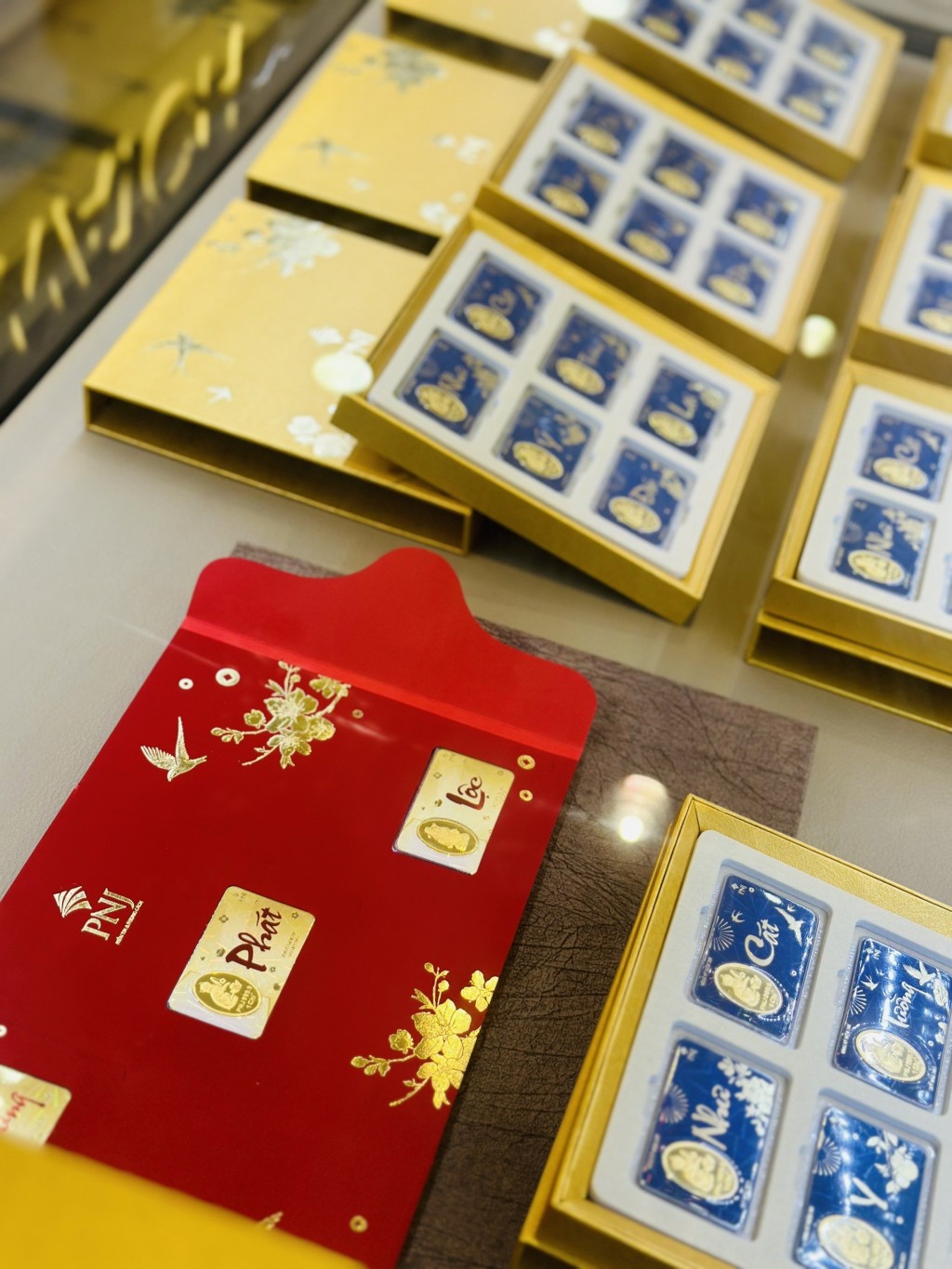 Khách hàng lựa chọn set vàng 12 miếng đặc biệt lấy cảm hứng từ 12 linh vật biểu trưng cho sự may mắn, phú quý tài lộc