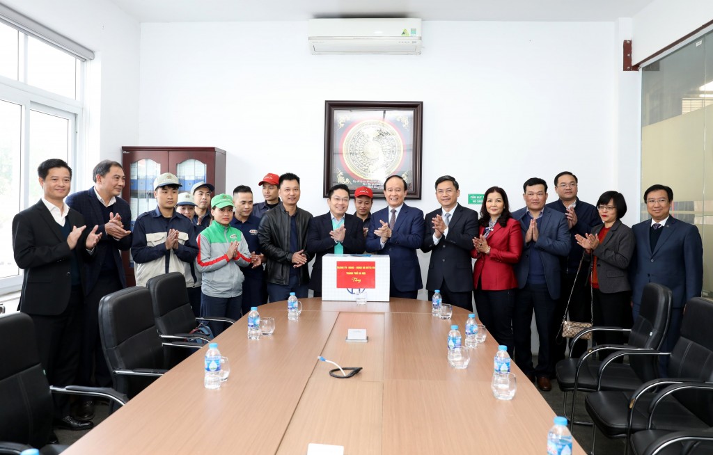 Phó Bí thư Thành ủy Nguyễn Ngọc Tuấn thăm, động viên các doanh nghiệp, cơ sở sản xuất làng nghề