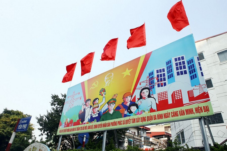 Cổ động tuyên truyền trên những tấm bảng quảng cáo trên phố Cổ động tuyên truyền trên những tấm bảng quảng cáo trên phố