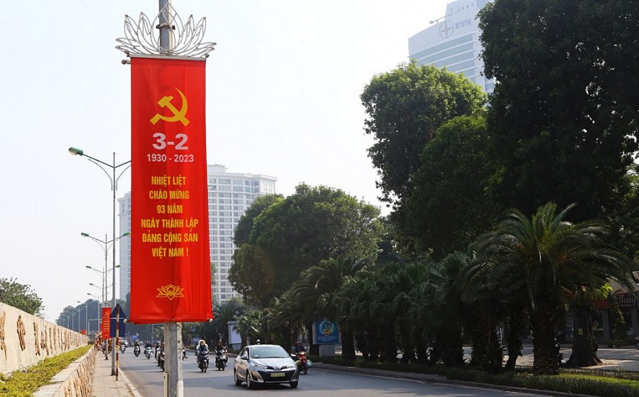 Đường phố Hà Nội trang hoàng rực rỡ mừng kỷ niệm 93 năm thành lập Đảng