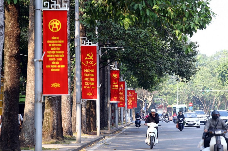 Tại khu vực trung tâm Thủ đô, những tấm phướn với nội dung Đường phố Hà Nội trang hoàng rực rỡ kỷ niệm 93 năm ngày thành lập Đảng