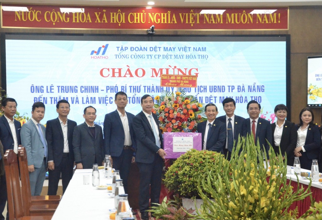 Chủ tịch UBND TP Đà Nẵng - Lê Trung Chinh (thứ 6 trái qua) đến thăm hỏi, chúc Tết Tổng Công ty Cổ phần Dệt may Hòa Thọ (Ảnh Đ.Minh)