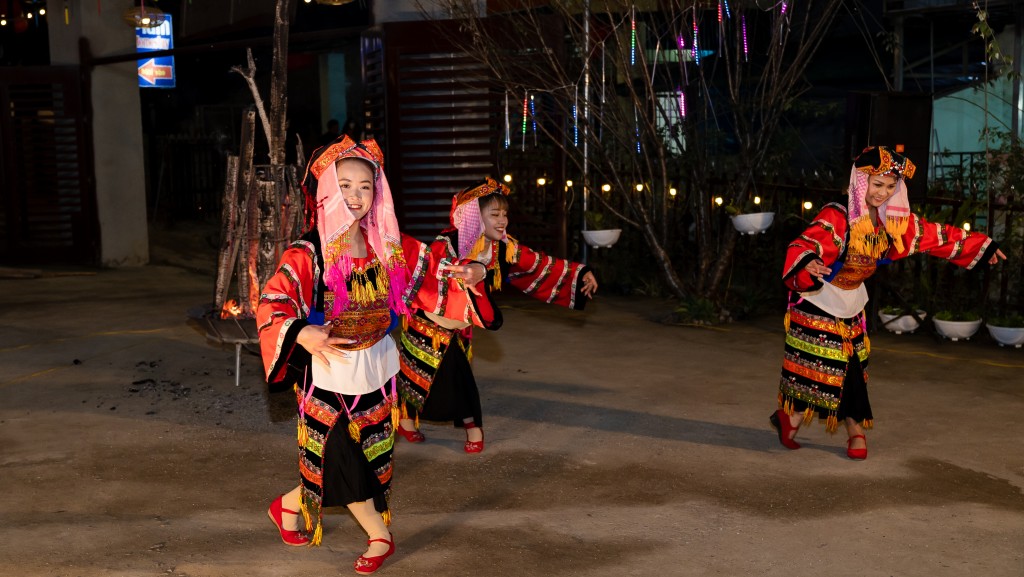 Người Lô Lô ở Hà Giang có hai nhánh là Lô Lô Đen và Lô Lô Hoa. Lô Lô Đen tập trung ở xã Lũng Cú, Lô Lô Hoa đông hơn sống tại các xã Lũng Táo, Sủng Là, huyện Đồng Văn và huyện Mèo Vạc. Tuy có tên gọi khác nhưng người Lô Lô Đen và Lô Lô Hoa chỉ khác nhau về